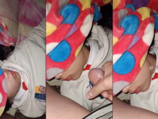 Lén vào phòng em gái lúc đang ngủ vừa xuất tinh thì em tỉnh dậy